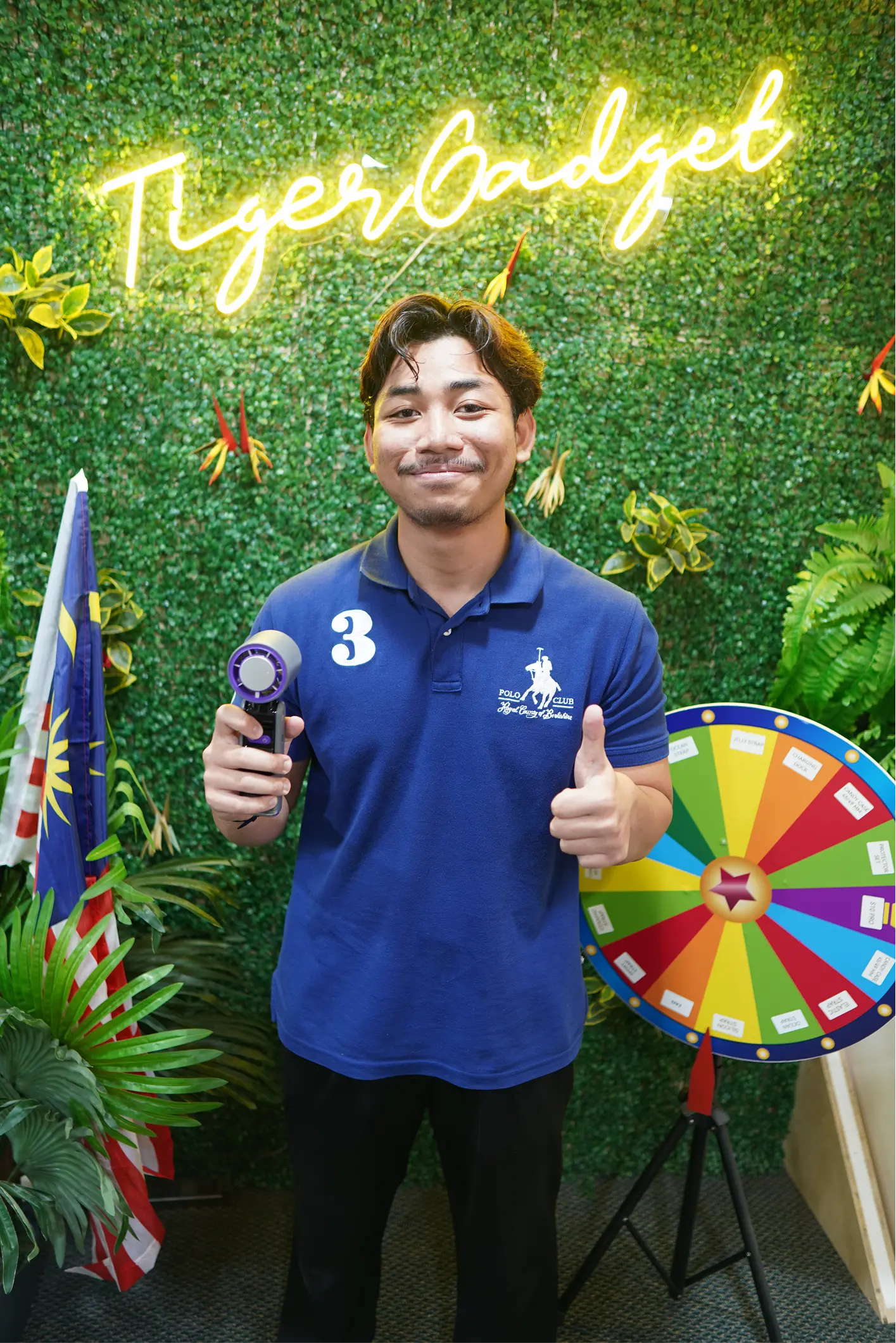 "Berbaloi! Kipas berfungsi dengan baik,  angin kuat dan ada cooling pad  untuk keluarkan angin sejuk.  Pergi tempat panas dah tak jadi masalah dengan ada kipas ni."