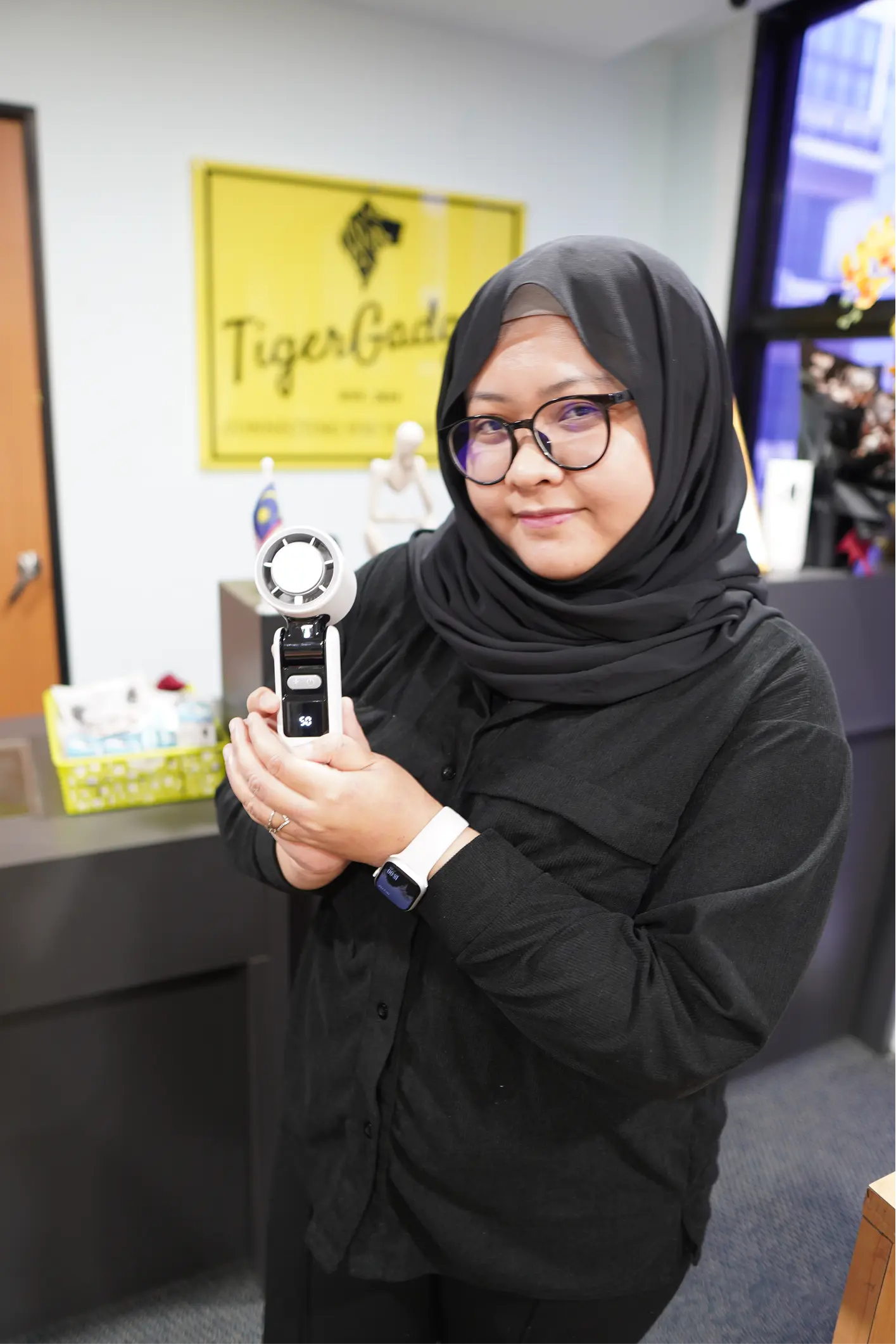 “Secara jujurnya, Fan ni paling best I pernah beli.  Angin kuat, ada aircond mode,  dan yang paling menarik ada Torch Light!  Boleh guna time emergency.”