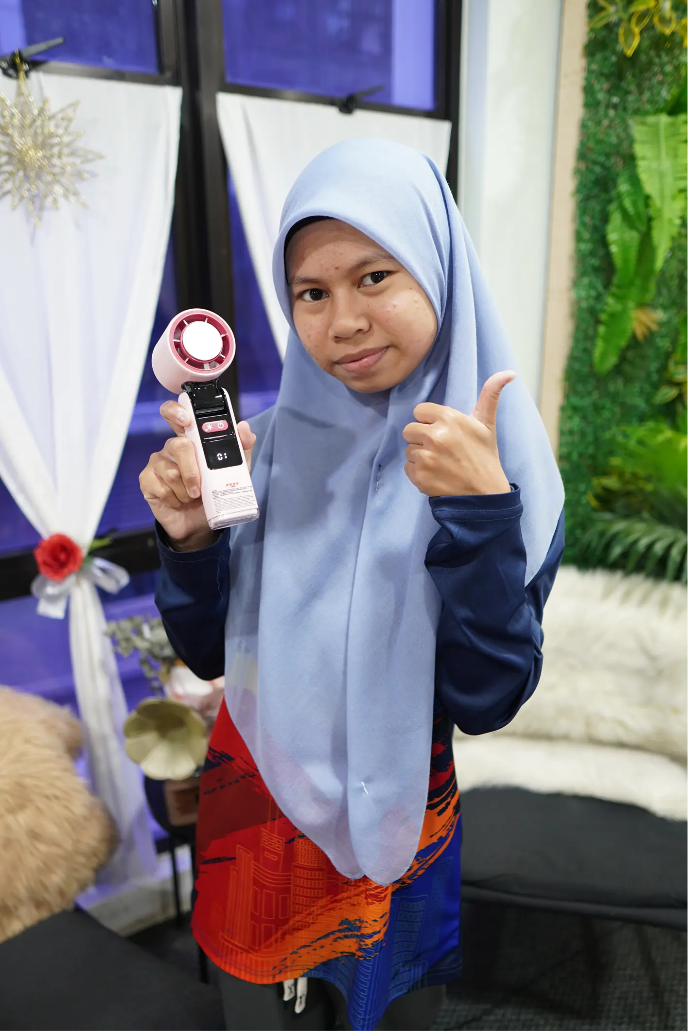 “Cantik dan comel je Fan ni, senang nak bawa pergi mana-mana.  Battery tahan lama sekali charge.  Kepala Fan boleh pusing dan sangkut dekat leher,  senang kalau jalan-jalan.”